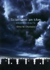 Clúdach Sciorrann an tAm: scamaill stoirme dhúghorma os cionn líne tithe dorcha, agus an teideal i litreacha bána.